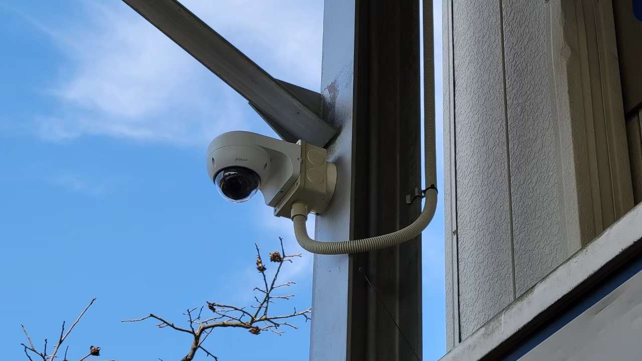 屋外用ドームカメラを壁に設置する場合